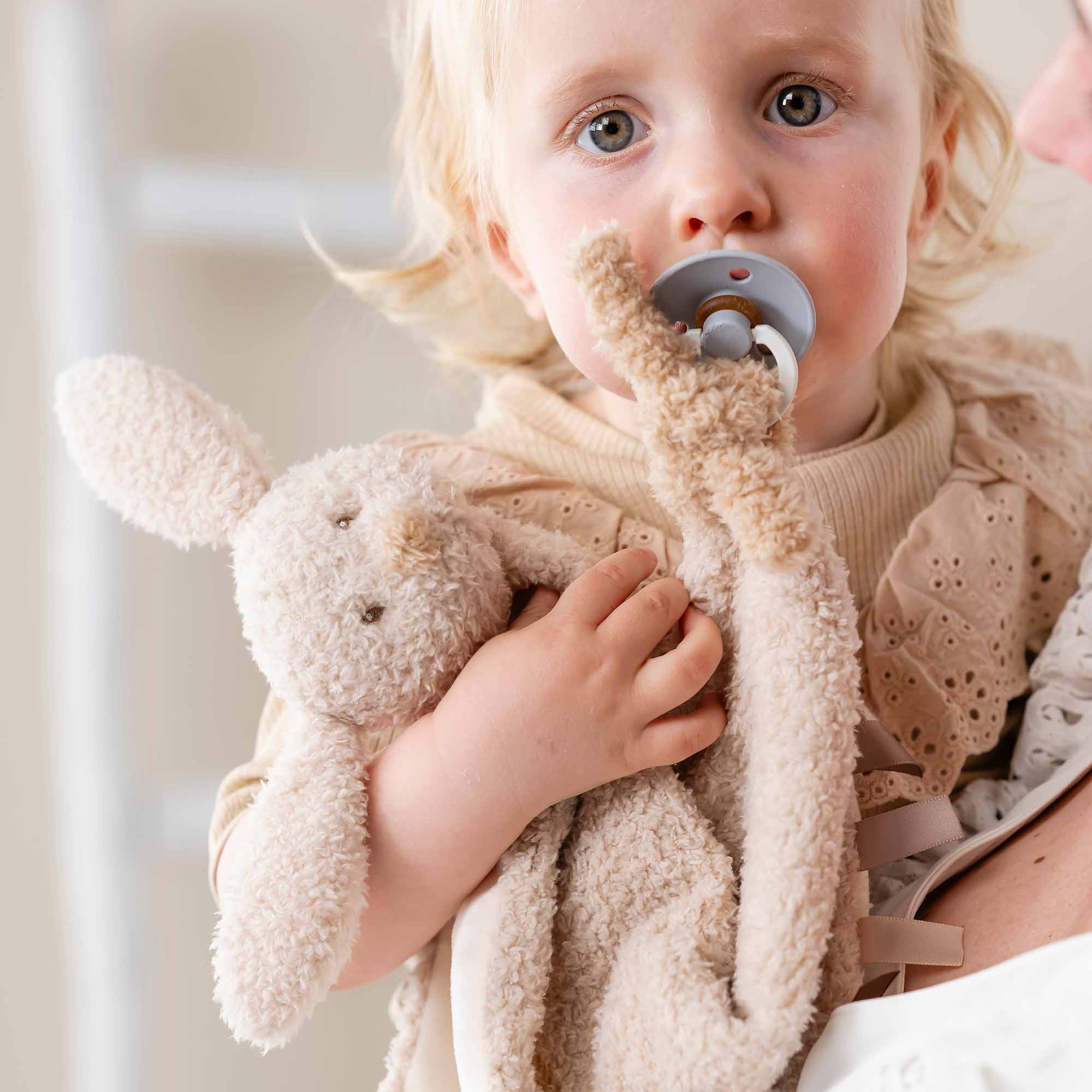 Child holding Maxi Doudou Bunny