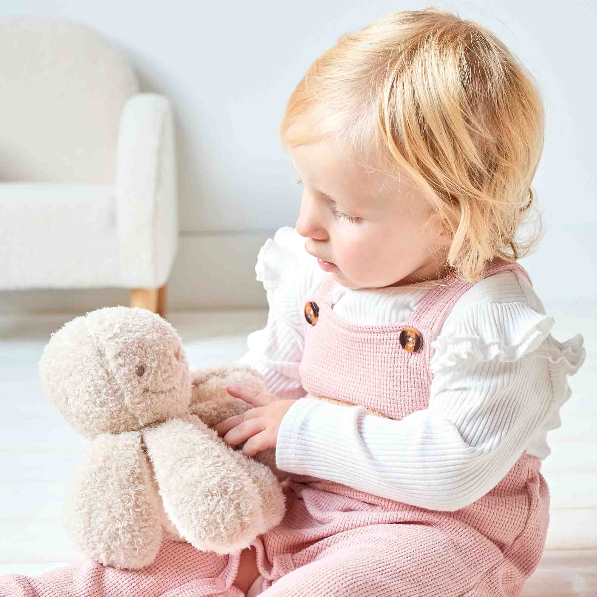 Girl holding Nattou Octopus Beige