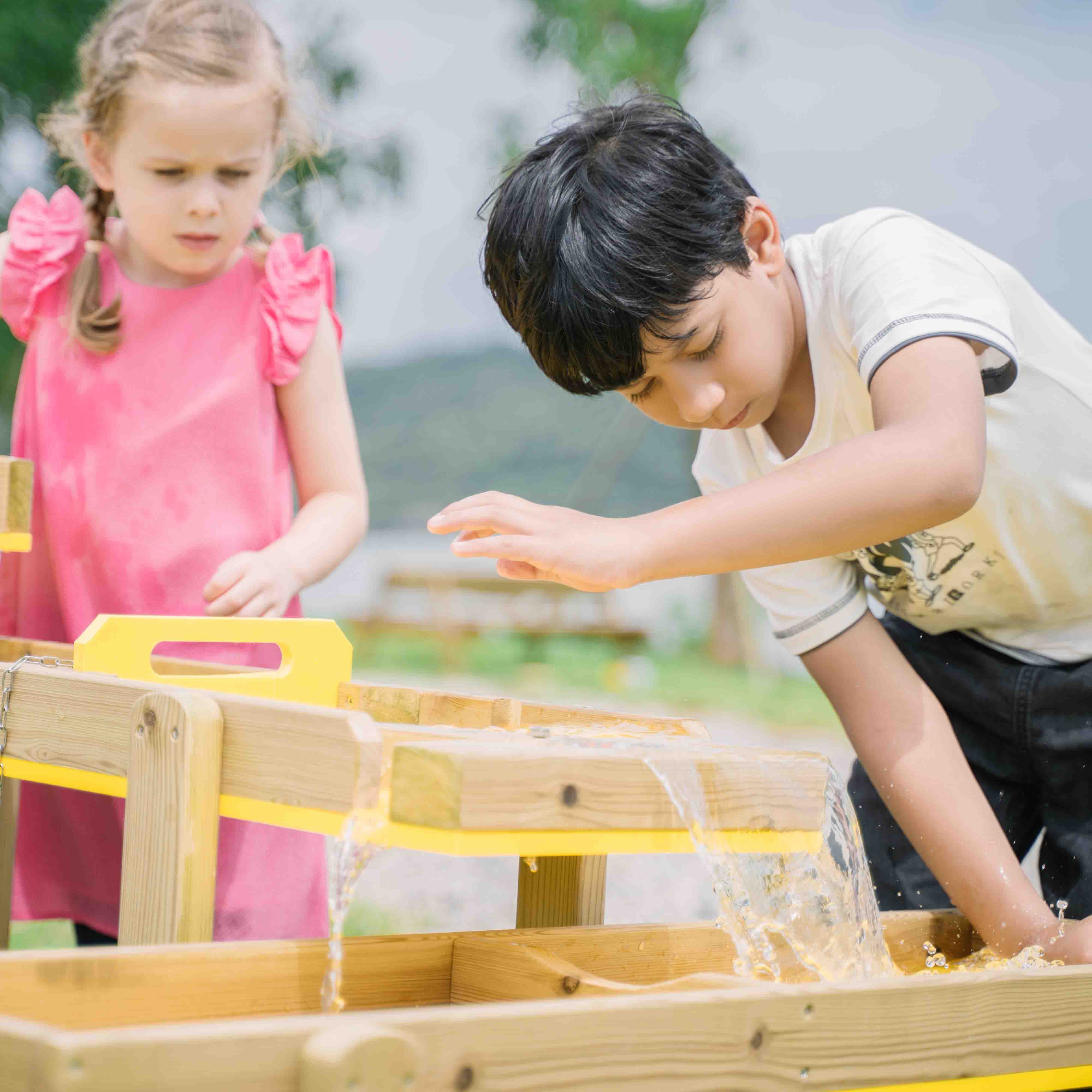 Child playing with the Discovery Water Play Set