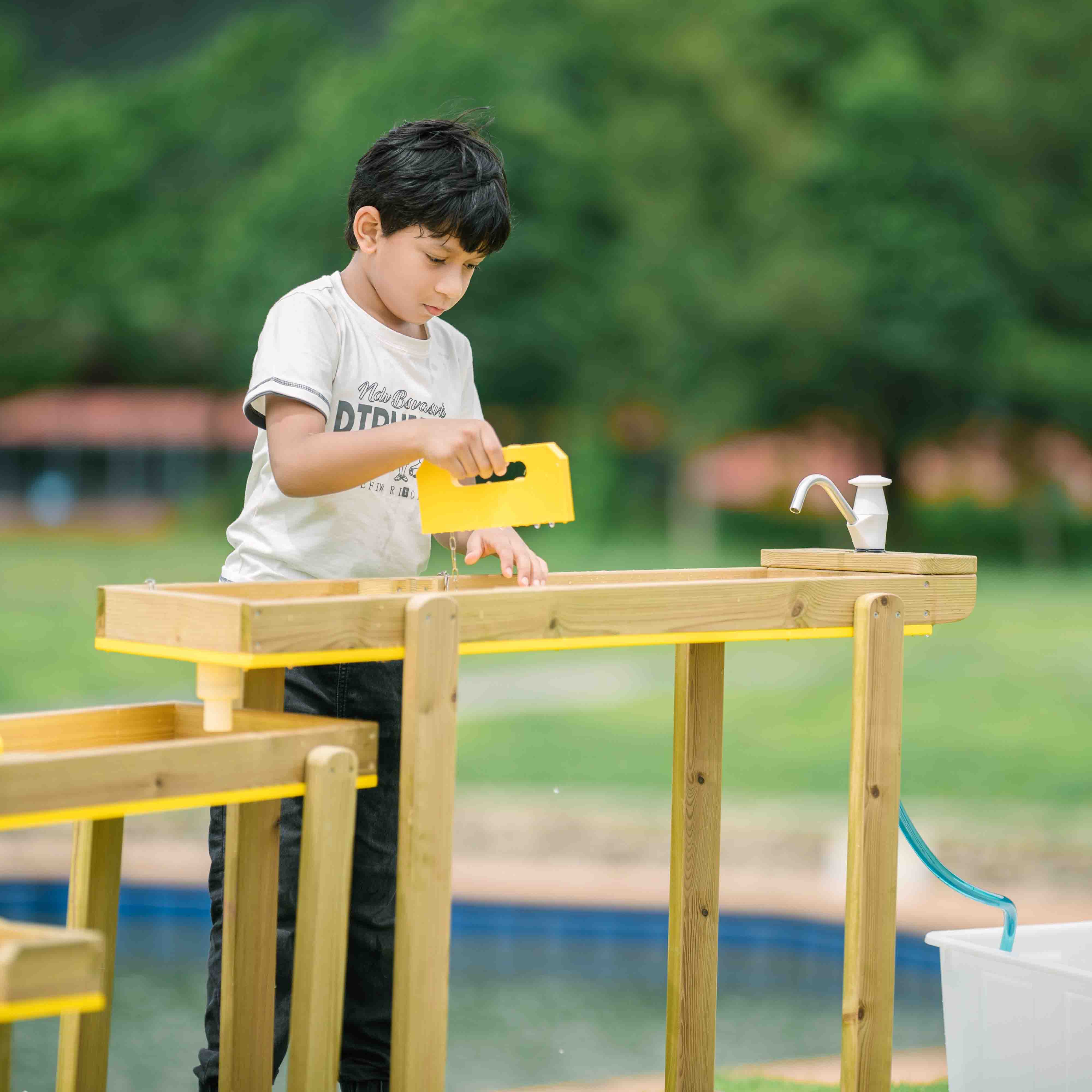 Child playing with the Discovery Water Play Set