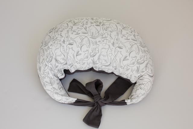 Preloved - Hippychick Feeding Pillow - Animal Friends Grey